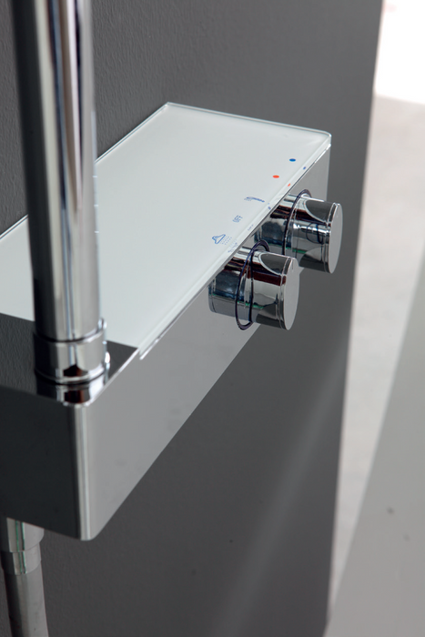 Colonna doccia in acciaio lucido e bianco ad altezza regolabile con soffione quadrato modello X1